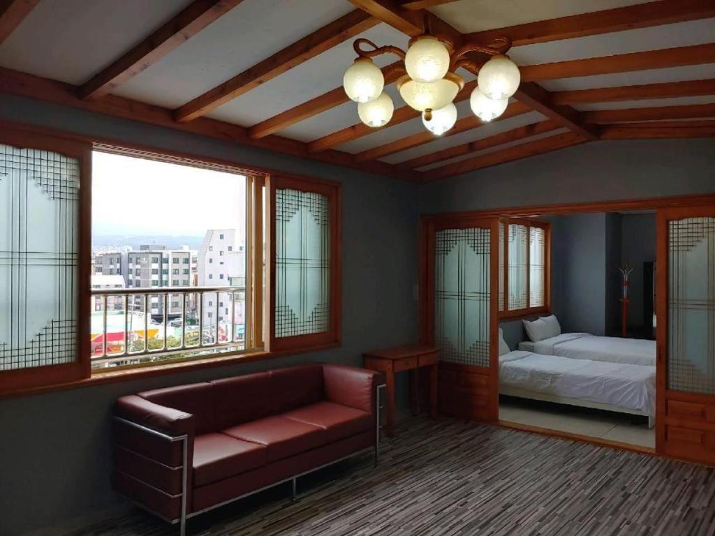 Emerald Ace Hotel Jeju Esterno foto