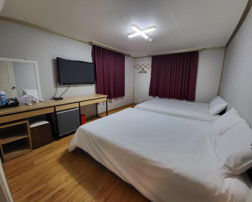 Emerald Ace Hotel Jeju Esterno foto